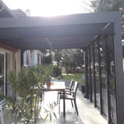 Pergola Bioclimatique Alu Anthracite 10,80m² Toit Avec Lames Ovales Alu + 5 Panneaux Moucharabieh + 1 Rideau Gris – HABRITA -Jardin Soldes pergola bioclimatique alu anthracite 1080m toit avec lames ovales alu 5 panneaux moucharabieh 1 rideau gris habrita 5